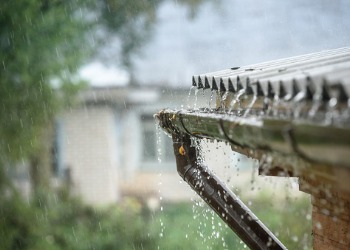 rain-flows-down-from-a-roof-down-picture-id848786726
